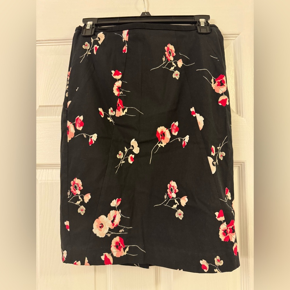 White House Black Market Woman’s Floral Knee Length Pencil Skirt Size 4 NWT